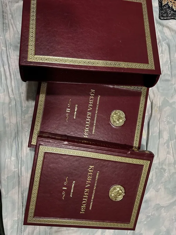 Продаю красную книгу первый второй 1