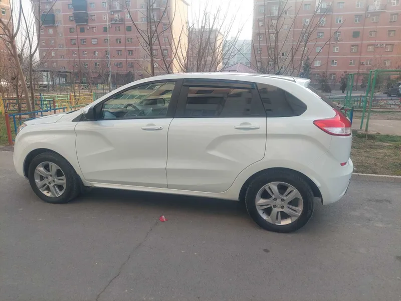 Автомобил Лада X-ray
