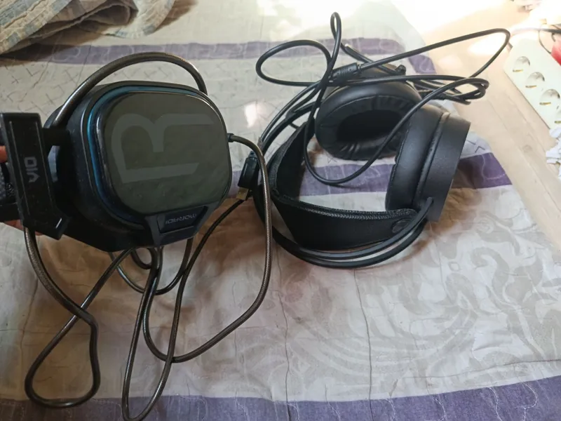 Продам наушники 2 штуки