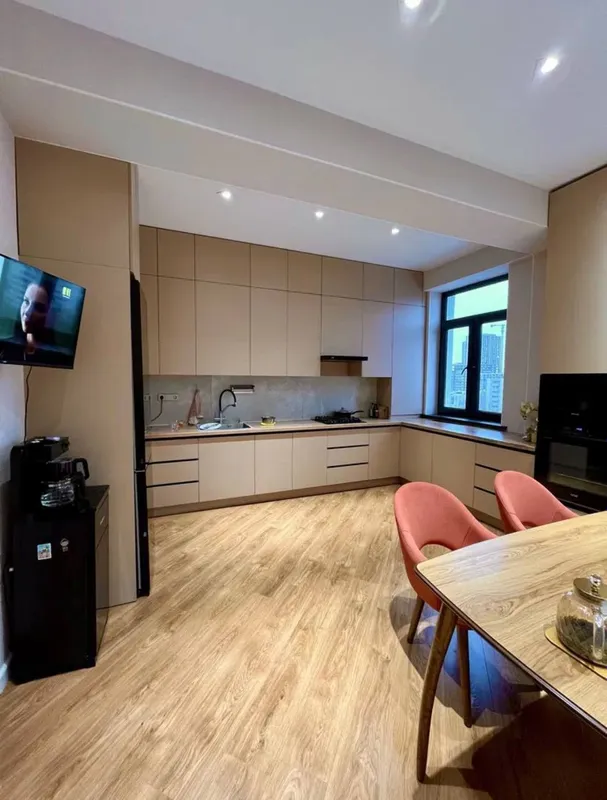 Yakkasaroyda 130 m² maydonga ega 4 xonali kvartira sotiladi 3