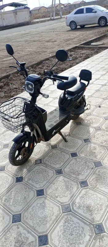 Skuter choʻntak faqat 4 ta akumlyatori ketkan — фото 3