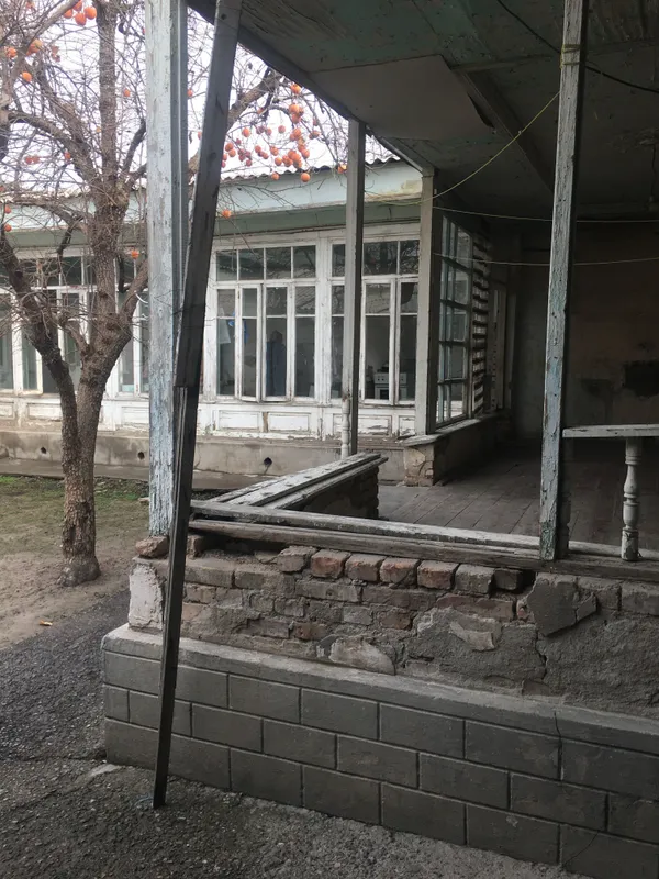 Янгиобод мах. 4 соток 6 хона фасади 16/25 ер хисобида ховли сотилади. 2