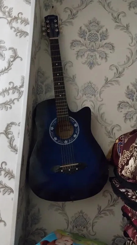 Gitara  sotiladi