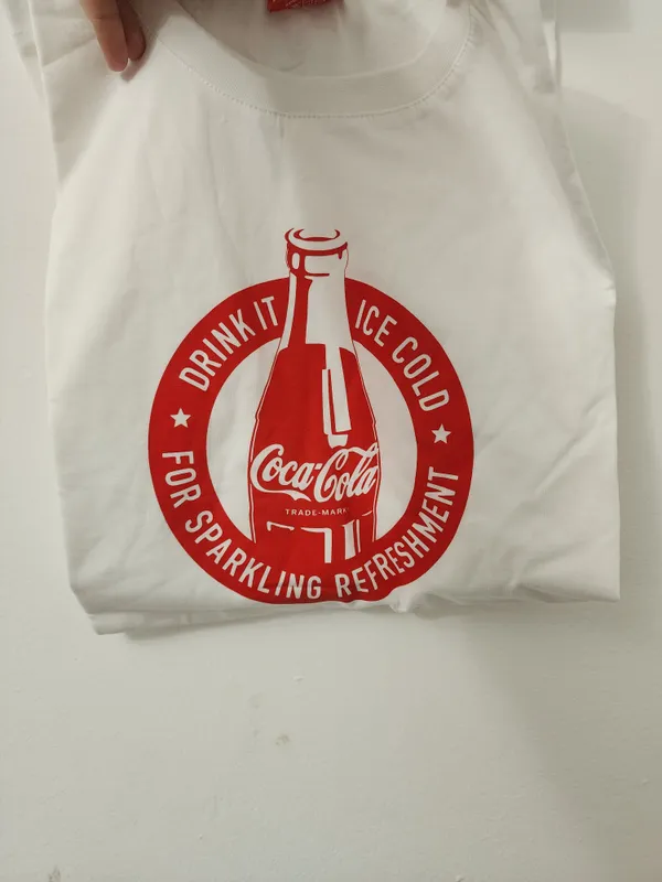 Белая футболка с принтом Coca Cola 1 Белая футболка с принтом Coca Cola 1