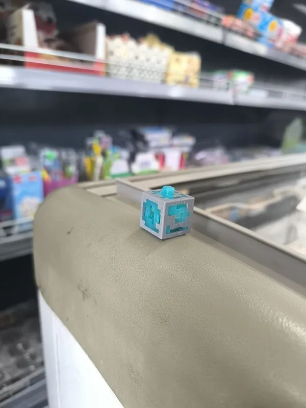Алмазный куб kinder joy Minecraft