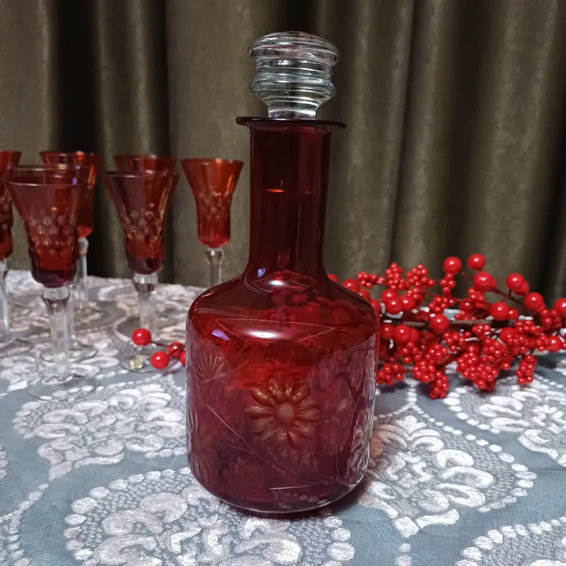 Винтажный графин из рубинового стекла
