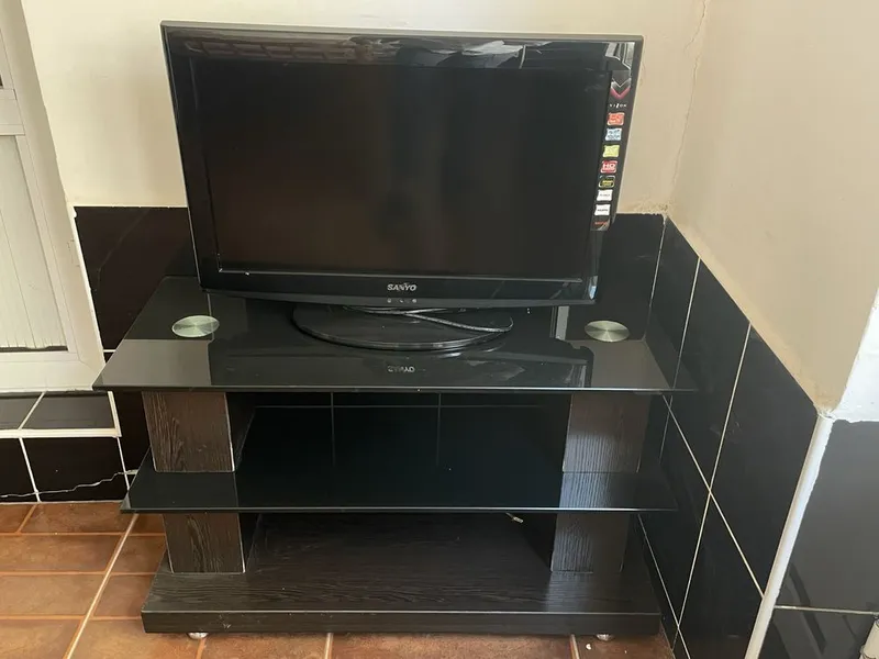 Телевизор марки Sanyo и подставка — фото 3