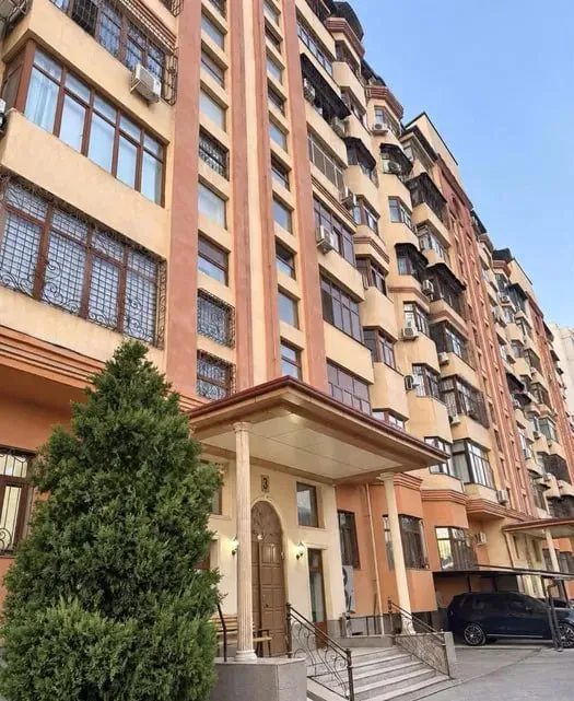 162 m² maydondagi 3 xonali kvartira sotiladi · ID 7326 8 162 m² maydondagi 3 xonali kvartira sotiladi · ID 7326 8