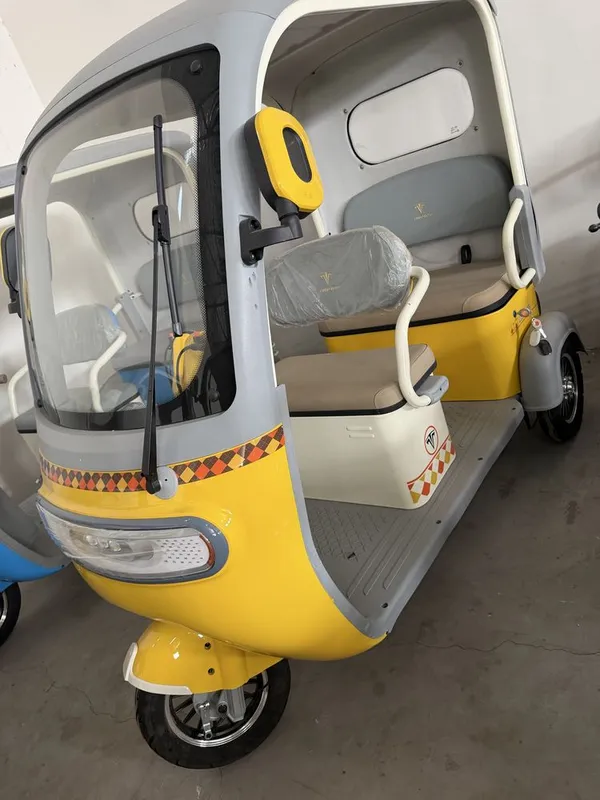 Yopiq kabinali elektr uch g’ildirakli moped Bobo Motors 7