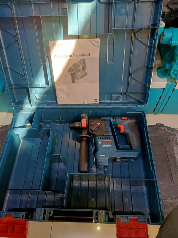 Перфоратор аккумуляторный безщеточный Bosch GBH 18v18 2 Перфоратор аккумуляторный безщеточный Bosch GBH 18v18 2