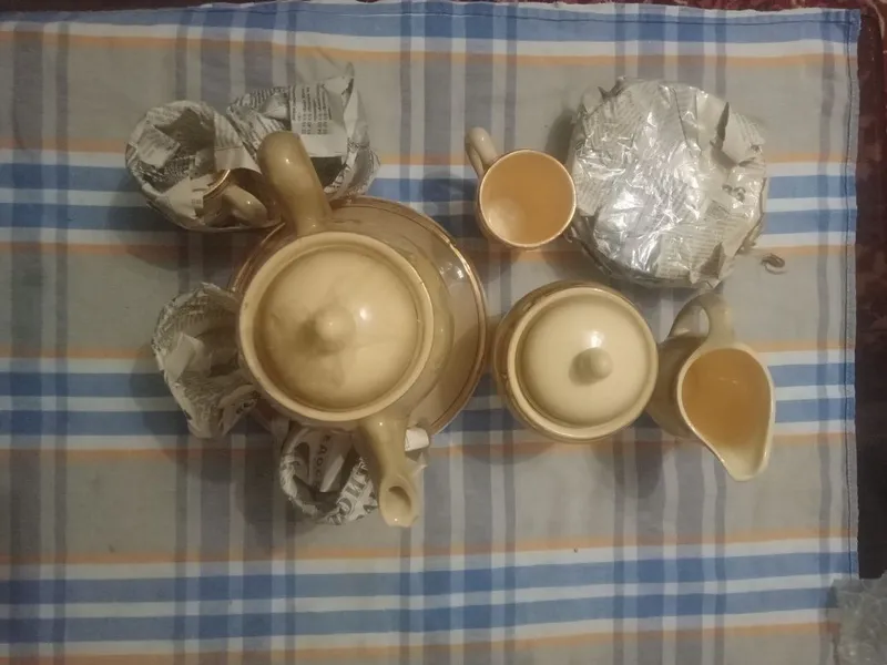 Продается кофейный набор чайник, сахарница ,чашки 4