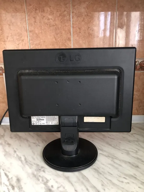 Экран компьютера LG 3