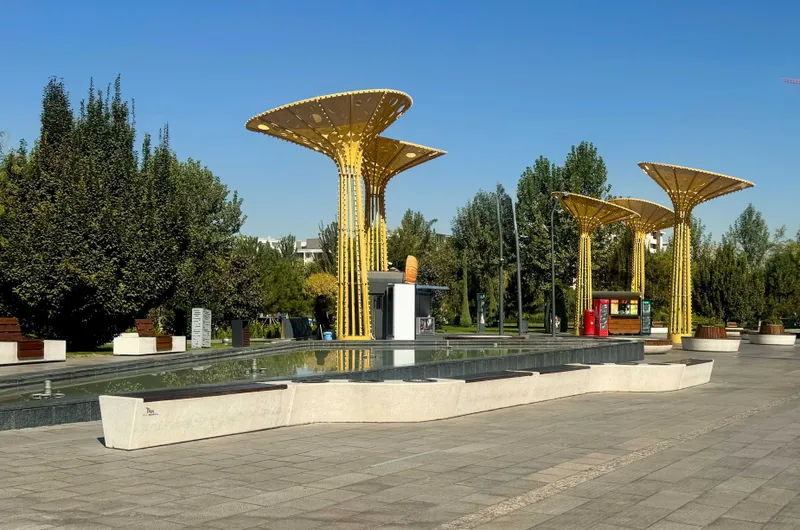Декоративные садовые скамейки и урны