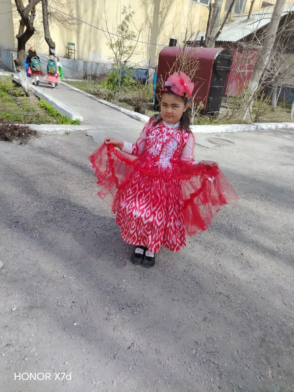 qizchalar ko'ylaklari sotiladi