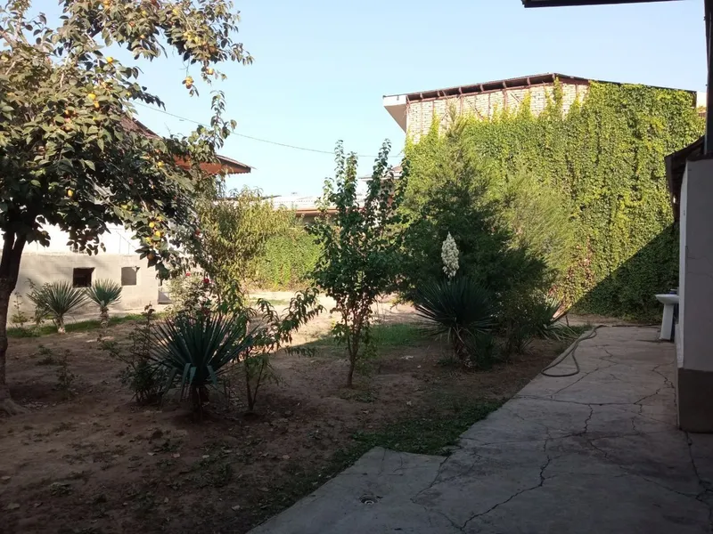 Malika bozor oraqasida uchaska sotiladi 6.47 sotx