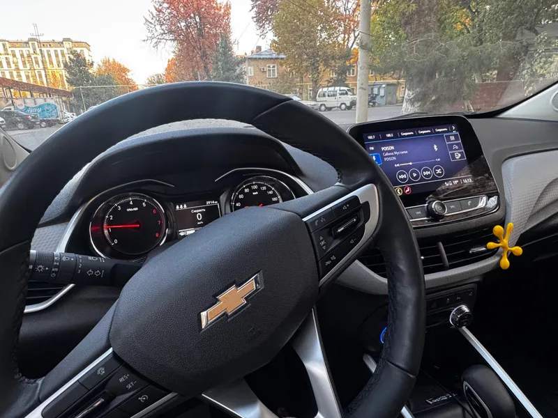 Chevrolet Onix primer 2 turbo последняя позиция 2025 года — фото 2