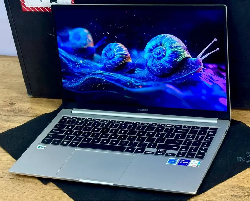 SAMSUNG gAlAxY BOOK NP754XFG exclusive modellardan BIRI 6 SAMSUNG gAlAxY BOOK NP754XFG exclusive modellardan BIRI 6