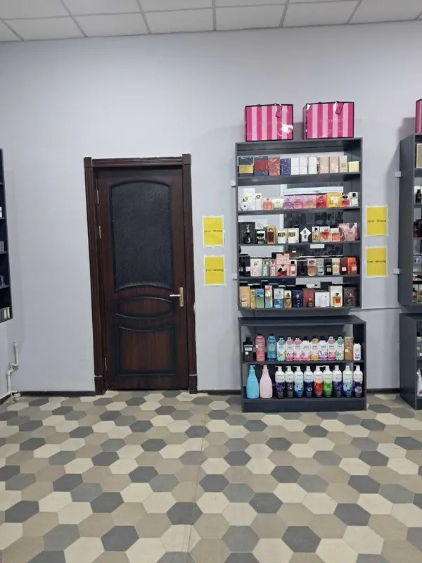 Продаются полки в магазин на стены и на пол 4 Продаются полки в магазин на стены и на пол 4