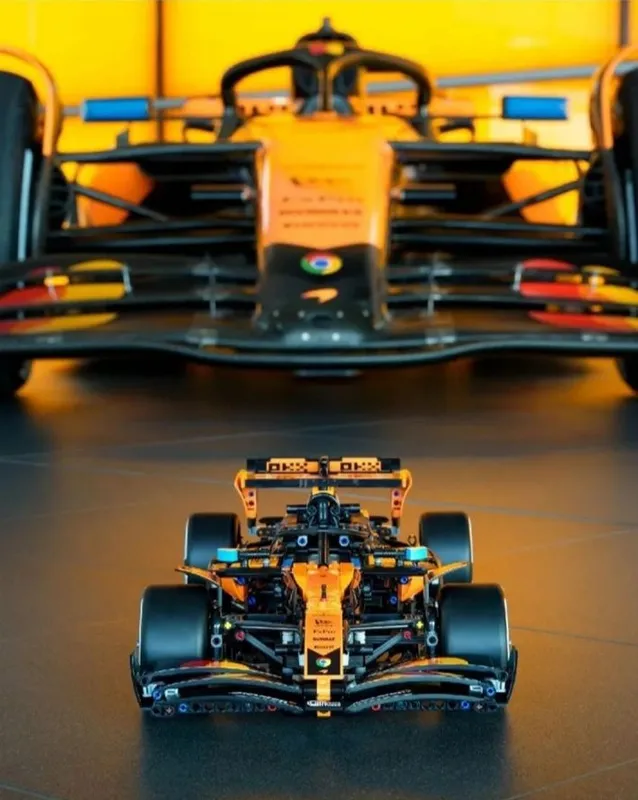 Конструктор LEGO Technic McLaren MCL39 F1 Car (1675 деталей) 6