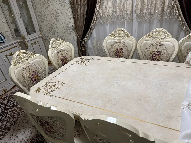 Стол, стул 12 та ,2 та пинал и камод
