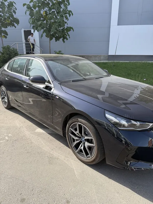 BMW i5 40L premium full pozitsiya — фото 1