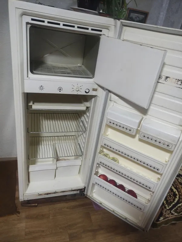 Продаётся два холодильника цена за штуку 800000 — фото 2