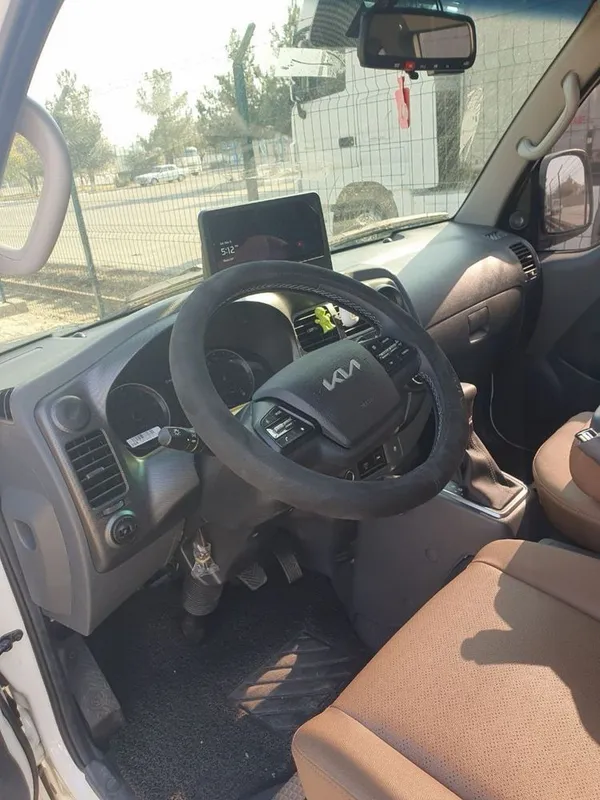KIA Bongo 3 polniy ful 2024 yili nalichida 7000 probek — фото 1