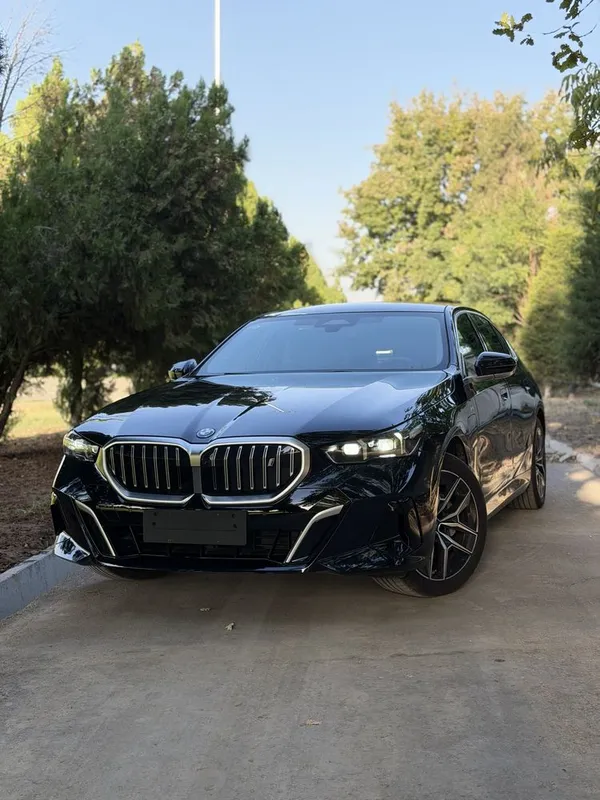 BMW i5 eDrive40 L, 2025 г. — пробег 8000 км 1 BMW i5 eDrive40 L, 2025 г. — пробег 8000 км 1