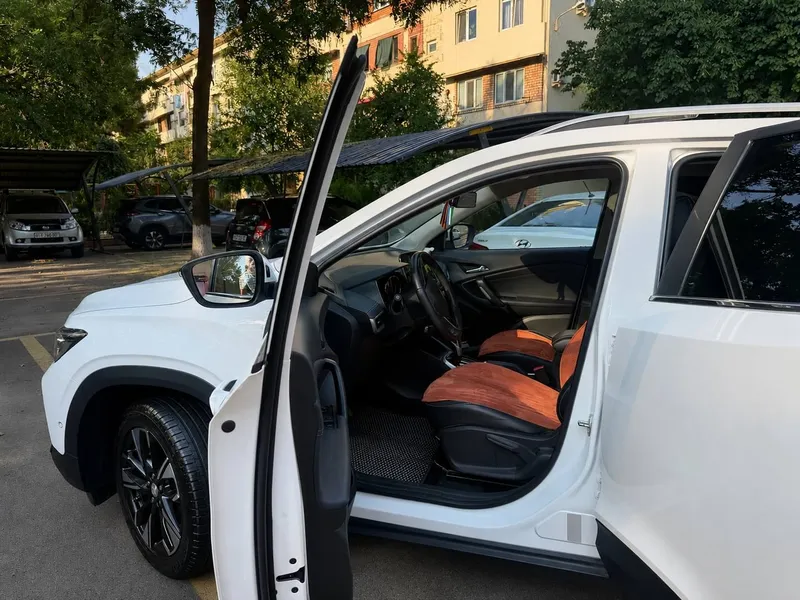 Tracker 2, Premier Plus, Summit White 3