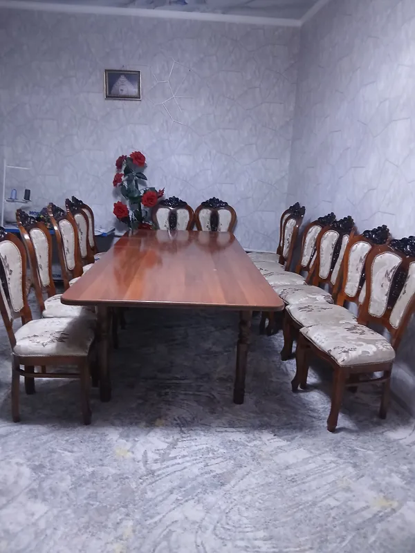 Есть 13 стульев, также есть стол и хонтахта 2