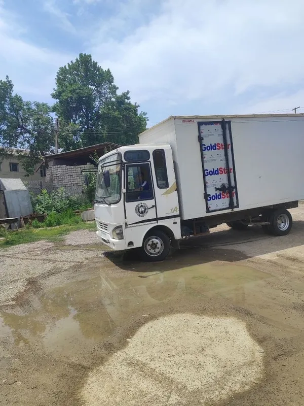 Isuzu furgon yopiq kuzovli yuk mashinasi 5