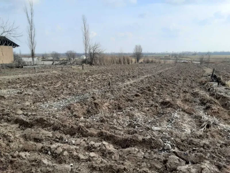 Дала ховли учун ажратилган 18 сотих ер майдони сотилади.