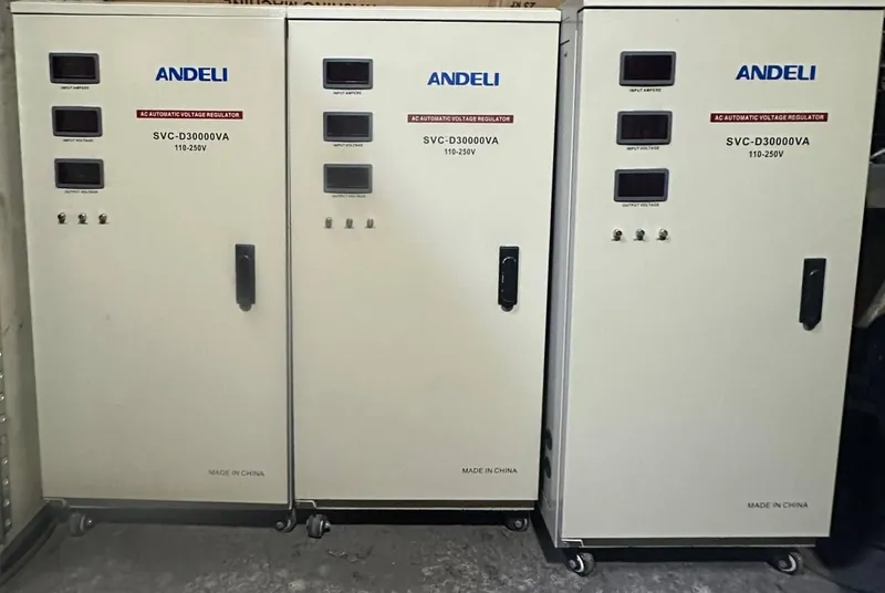Это автоматический стабилизатор напряжения Andeli SVC-D30000VA мощност Это автоматический стабилизатор напряжения Andeli SVC-D30000VA мощност