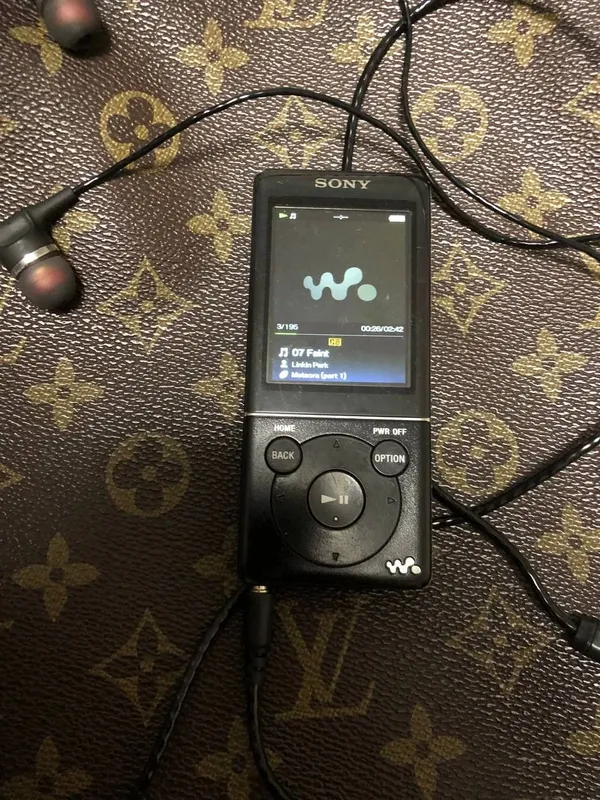 Assalom alekum Mp4 Player Sotiladi Original Sony Walkman — фото 1
