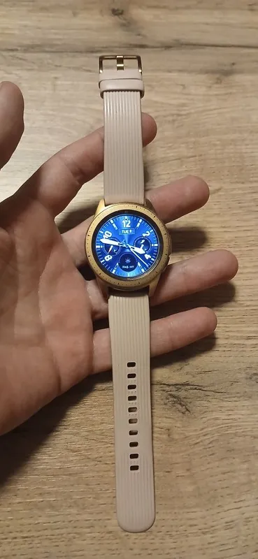 Galaxy Watch 42mm Gold rose 1 Galaxy Watch 42mm Gold rose 1