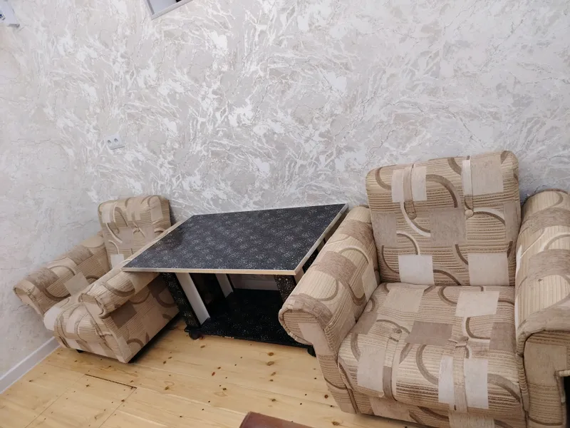 Yumshoq kreslo va jurnalniy stol komplekt — фото 1