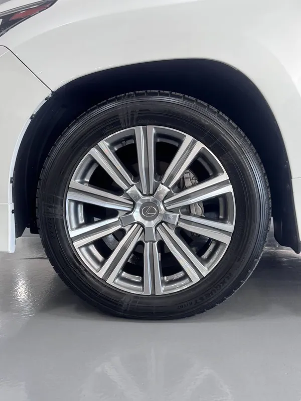 Lexus LX 570 Sport Plus 5 Lexus LX 570 Sport Plus 5