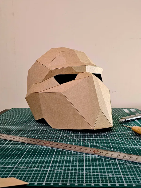 Декоративный 3D шлем из крафт-картона — фото 2
