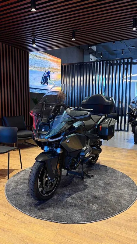 BMW R1300RT Aurelius Green 2026 1