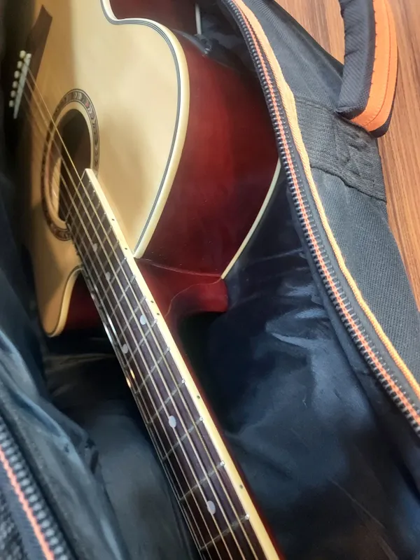 akustik gitara yangi. chexol va birnechta 2 akustik gitara yangi. chexol va birnechta 2