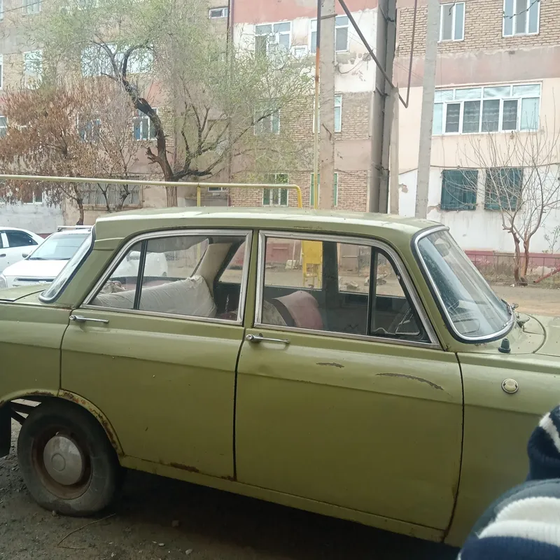 Москвич бу. . но на ходу. Мотор хороший цена 6 мил договорная — фото 2
