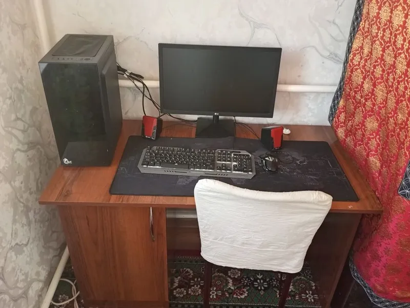 Kampyuter stoli va stuli bilan
