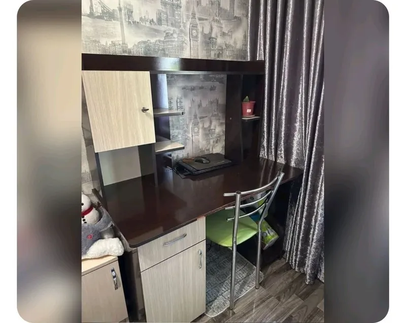 Письменный стол.
