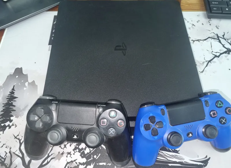 Продаю PlayStation 4 slim +2 джостика и MC 11 — фото 5