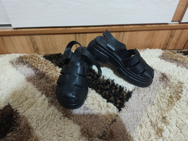 кожаные сандали Кроксы