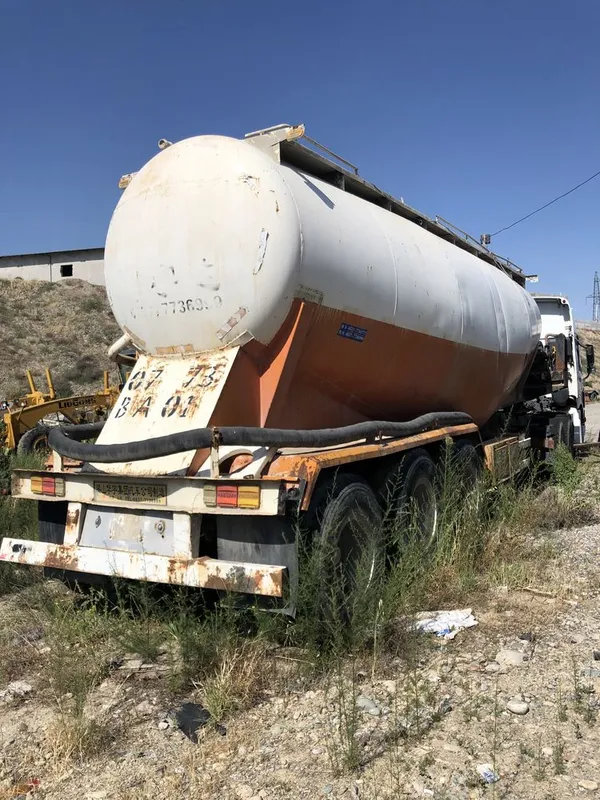 Sementovoz Sinotruck Howo A6 (oq rangli) — фото 1