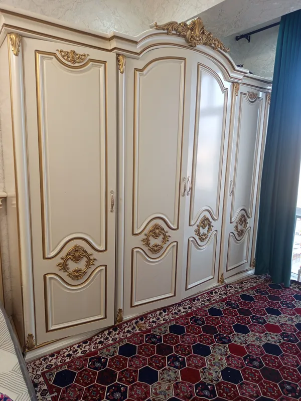 Продаю спальный гарнитур Дубайский