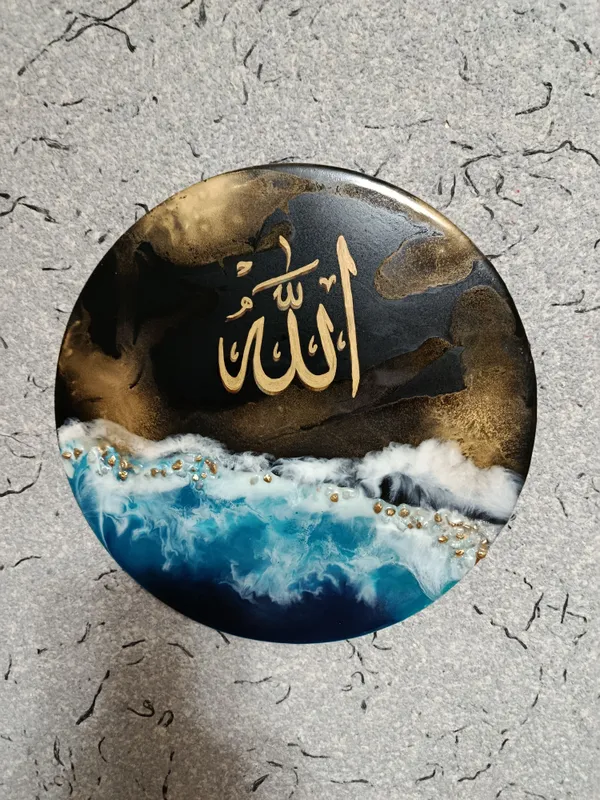 Qoʻl ishlari. Oʻlchami: 30 sm. Yogʻoch va smola.