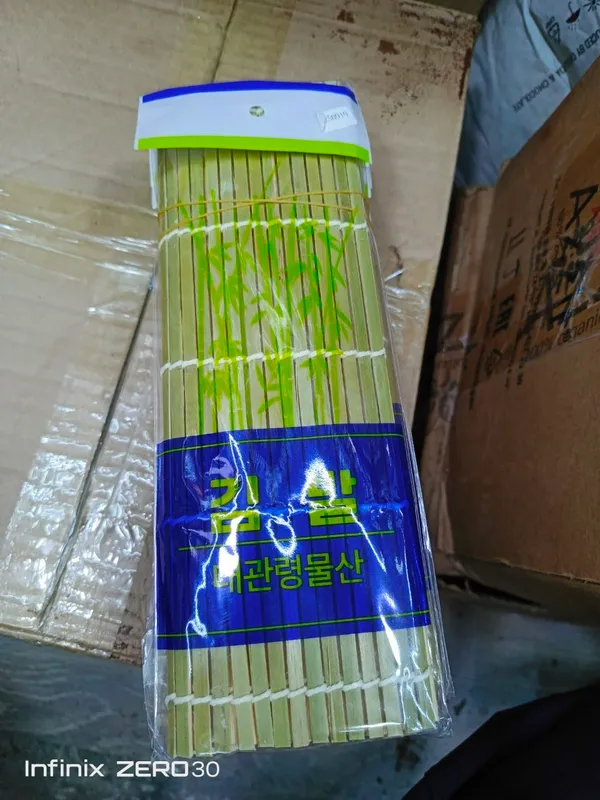 Sushi va uni tayorlash yesh uchun tayoqchasi bor
