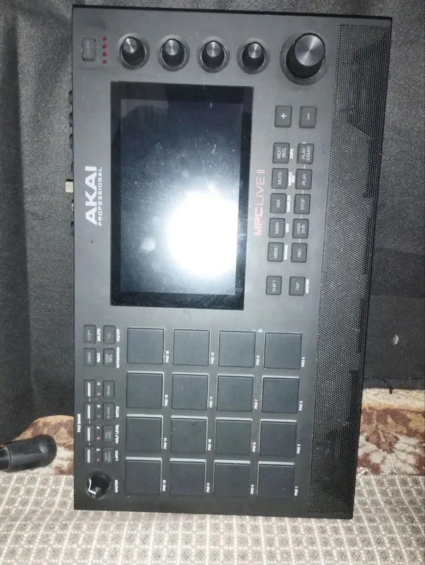 AKAI MPC LIVE 2 ideal holatda 3